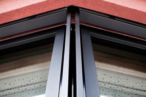  Die Aluminium-Holz-Fenster, vorwiegend als raumhohe Festverglasung ausgeführt, sind über Eck luftdicht und wärmebrückenfrei miteinander verbunden 