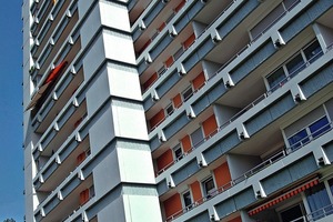  In der Wohnanlage im schwäbischen Sindelfingen wurden drei Hochhäuser vollständig instand gesetzt. Der neue Fassadenanstrich versieht die Häuser mit einem nachhaltigen Oberflächenschutz 