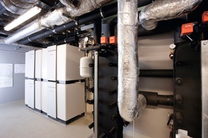  Zur modernen Form des Wohnens gehört innovative Haustechnik. Das zukunftsweisende Energiekonzept nutzt regenerative Energien aus dem Grundwasser mit einem Wärmepumpen-System 