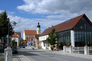  Hauptstraße in Schierling: Der Markt Schierling (Landkreis Regensburg) hat ein Wirtschafts- und Einzelhandelsgutachten erstellen lassen, das einen zentralen Versorgungsbereich in der Ortsmitte definiert. Um gegenläufige Entwicklungen zu vermeiden, wurde in einem Teil des Marktgemeindegebietes eine Veränderungssperre gem. § 14 BauGB erlassen 