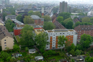  Blick über Frankfurt am Main, im Vordergrund die auf Passivhaus-Standard modernisierten Gebäude 