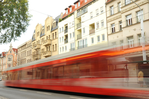  Viele Menschen fühlen sich durch Straßenlärm belästigt. Dem Schallschutz in Lüftungsanlagen kommt deshalb besondere Bedeutung zu 