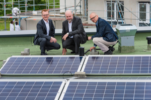  Reinhard Herden (Mitte) mit Bauleiter Morten Koch (rechts) und Stefan Janßen von Schindler 