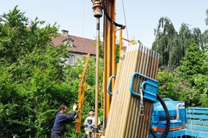  Die Versorgung mit Umweltwärme garantieren die sieben Erdsonden, die bis 90 m Tiefe im Garten des Mehrfamilienhauses eingebracht wurden 