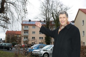  Auf neun Dächern sorgen Solarzellen für die Stromgewinnung. Vorstand Bernd Arnold hat rund eine halbe mio. € investiert<br /> 