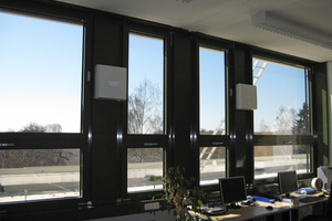  Der Blick in den Klassenraum zeigt die Installa­tion der Lüftungsgeräte auf den Fensterprofilen 