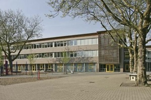  Der Schulneubau in Bottrop fügt sich harmonisch zwischen seine Nachbarbauten ein 