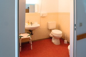  Die Situation vor der Renovierung im Seniorenpflegeheim Eichenhof: Wer Glück hatte, bekam ein Zimmer mit Badezimmer – allerdings nur mit WC und Waschgelegenheit 