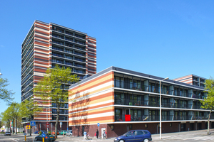  „Waterlandplein“, Amsterdam: An der Fassade sorgt das präzise entwickelte horizontale Muster für einen abwechslungsreichen Rhythmus und verleiht den bis zu 17-stöckigen Gebäuden einen menschlichen Maßstab 