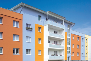 Bild 1: Farbtöne gliedern das Gebäude an der Mecklenburger Straße in Malchow, einer Kleinstadt in Mecklenburg-Vorpommern 