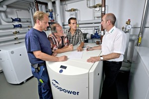  Peter Hommers, Gerhard Beutelrock, Georg Leimer und Georg Rehm besprechen die gerade abgeschlossene Einbindung des zweiten Mini-Blockheizkraftwerkes 