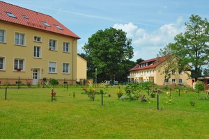  Mit vorgestellten Balkonen, Dachterrassen und Mietergärten öffnen sich die früher fast bunkerartig abgeschotteten Kasernengebäude heute in ihr Umfeld. Die großzügigen Freiflächen und Grünanlagen sind wesentlicher Bestandteil des Erfolgskonzepts von Halle Heide-Süd 