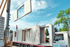  Die Bauteile wurden im Werk ­vor­gefertigt, mit einem Tieflader zur ­Baustelle transportiert und dort montiert 