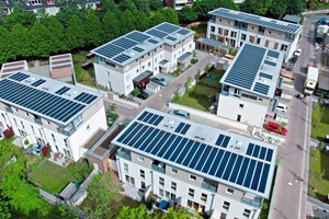  Im Quartier Eco-Carré Brucknerweg im niedersächsichen Laatzen installierte der ECB-Netzwerkpartner alwitra auf den Pultdächern der Gebäude die weltweit erste stromerzeugende Solar-Dachbahn mit einer Gesamtleistung von 47 kW 