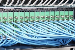  Das „Gehirn“ des modernen Multimedianetzes: Das Cable Modem Termination System CMTS, das von der Kabel-Kopfstelle aus die Versorgung der ­Endgeräte in den Haushalten mit IP-Datenpaketen steuert 