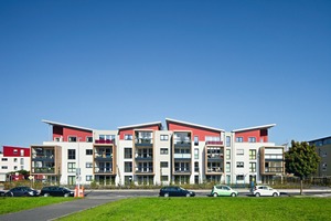  Die Lage an einer stark befahrenen Durchgangsstraße veranlasste den Bauherrn, 17 Loggien zu verglasen 