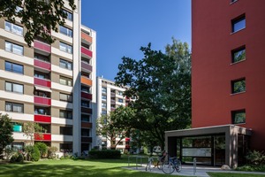  Bei der Fassadendämmung stellten die Vor- und Rücksprünge in Verbindung mit der Einstufung der Gebäude als Hochhäuser eine besondere Herausforderung hinsichtlich der zu erwartenden Windlasten und des Brandschutzes dar ..... Die Eingangsbereiche sind leicht zu finden und wurden behindertengerecht umgebaut 