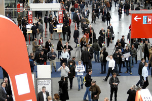  Eingangshalle West, im Vordergrund der Stand der docugroup mit dem BundesBauBlatt 