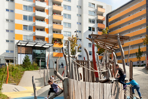  Mit dem fugenlos installierten Kunststoffbelag lassen sich komplette Spiellandschaften gestalten – wie hier beim Stadtumbau Innere Hustadt in Bochum von wbp Landschaftsarchitekten 