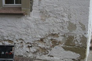  <strong>links: </strong>Feuchte- und Salzschäden an historischem Mauerwerk<br /> 