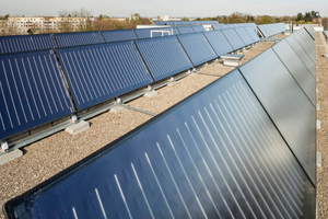  Auf zwei der sieben Baukörper sind 90 Solarkollektoren mit einer Bruttokollektorfläche von insgesamt 213,3 m² installiert 