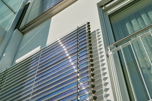  Hightech an der Fassade: Die Solarkollektoren liefern Energie für die Warmwasser-erwärmung 
