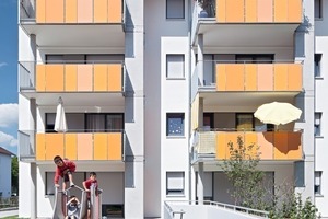  Die farbigen Eternit Balkonplatten setzen ­lebendige Akzente auf der ansonsten weißen Putz­fassade 