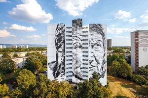  Gestatten: Vera! Über 13 Stockwerke hinweg zieht sich das beeindruckende Porträt einer alten Dame, das Künstler Hendrik Beikirch an einem Wohngebäude in Mannheim aufgebracht hat&nbsp;  