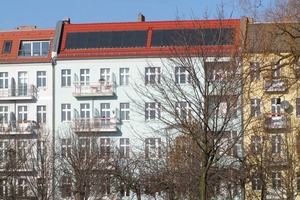  Berlin, Prenzlauer Berg: Saniertes Gebäude mit Solarkollektoren 