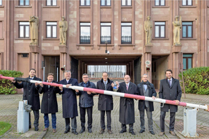  Öffneten gemeinsam symbolisch die Schranke zu den Campbell Barracks (von links): Peter Bresinski, Geschäftsführer der Gesellschaft für Grund- und Hausbesitz (GGH), Wolfgang Polivka, Geschäftsführer der Entwicklungsgesellschaft Campbell Barracks mbH, Peter Stammer, Vorstand Familienheim Heidelberg, Hans-Jürgen Heiß, Bürgermeister für Konversion und Finanzen, Oberbürgermeister Dr. Eckart Würzner, Projektleiter Michael Scharf, Bundesanstalt für Immobilienaufgaben (BImA), Helmut Bangert (BImA) und Projektmanager Bastian Memmeler (BImA)  