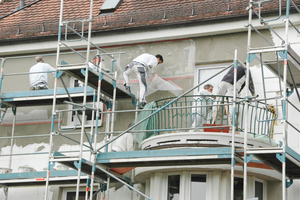  Nach der Armierung und der Grundierung wurde der Oberputz aufgetragen, als Schlussbeschichtung kam eine diffusionsoffene Farbe zum Einsatz 