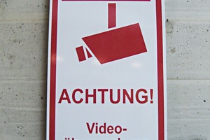  Ein Hinweisschild in der Hungerburgbahn in Innsbruck (Österreich) weist auf die Videoüberwachung hin 