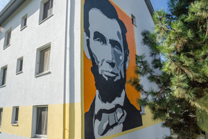  Ein Großporträt von Abraham Lincoln, dem 16. US-Präsidenten, ist Blickfang auf der Giebelseite eines Bestandhauses, in dem jetzt Studenten wohnen. Es stellt den Bezug zum Namen des einstigen Wohngebietes der amerikanischen Soldatenfamilien, „Lincoln-Siedlung“, her 