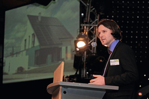  Prof. Timo Leukefeld von der Berufsakademie Sachsen, Spezialist für energieautarke Gebäude und Solartechnologien, prognostizierte sogar eine „intelligente Verschwendung“ von Wärme, Strom und Mobilität für die Zukunft 