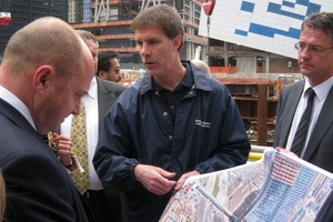  Rechts: Vor Ort am Ground Zero in New York. Sts Bomba besuchte die Stelle, an der die Tower des World Trade Centers bei den Terroranschlägen am 11. September 2001 zerstört wurden 