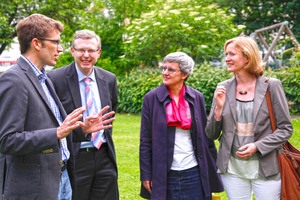  Das Freiburger Vorbild-Projekt weckte auch das Interesse der Politik. Unter anderem besuchten die Ministerin im Staatsministerium Baden-Württemberg, Silke Krebs (2.v.r.), und Grünen-MdB Kerstin Andreae (rechts) die Wohnanlage. Frank Spittler zeigte sich begeistert von der neuen politischen Kultur in Sachen Wohnbau: „Noch nie haben sich so viele Politikerinnen und Politiker für das Leben der Menschen in Wohnanlagen so intensiv interessiert – das belegt der Besuch von Frau Krebs und Frau Andreae genauso wie die vorbildliche Förderpolitik des Landes. Wer sich selbst in Wohnanlagen begibt und mit den dort lebenden Menschen spricht, macht eine weitsichtige Förderpolitik.“ Links: Bauleiter Dipl.-Ing. Thomas Winkler. 