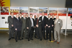  Minister Tiefensee mit den Auslobern und dem Team der Humboldthafenbrücke, Berlin, Preisträger in der Kategorie "Straßen- und Eisenbahnbrücken" 