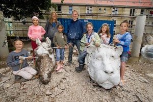  Die fertigen Tierköpfe stehen heute in einer neu angelegten Grünanlage 