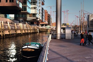  Schiffsbau mit Hochbaumitteln: Die Beton-Pontonanlage am Hamburger Sandtorhafen schwimmt dank schlanker Wände. Sie erstreckt sich etwa 15 Meter breit und 360 Meter lang abgewinkelt über das Wasser – als Anlegeplatz für historische Schiffe 