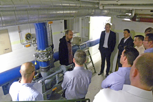  Michael Berndt von dem Hamburger Unterwelten erläutert die Lüftungstechnik im Bunker an der Müggenkampstrasse in Hamburg-Eimsbüttel 