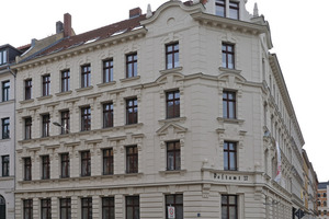  Außenansicht der historischen Fassade des Mehrfamilienhauses im Leipziger Gründerzeitviertel 