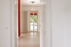  Warme Töne aus dem Braun- und Rotspektrum holen die Farbigkeit der Klinkerfassade nach innen – und setzen Akzente in der weißen Grundfarbigkeit der Räume<br /> 