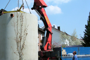  Im unterirdischen Öko-Regen­speicher aus Beton-Fertigteilen ist ein Filterkorb integriertInmitten des Wohnquartiers sprudelt aus dem Bauch des Fisches gefiltertes Regenwasser 