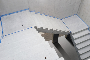  Die blaue Linie des Komplettsystems visualisiert einen schallbrückenfreien Treppeneinbau 