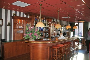  Das Café im Demenzdorf. Die Bar ist ein beliebter und wichtiger Treffpunkt für die Bewohner 