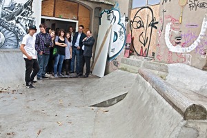  Jugendliche zeigen Staatssekretär Rainer Bomba den Mellowpark. Der Skate- und BMX-Park hat eine Fläche von ca. 60 000m²  