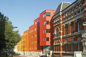  Wansey Street, London: Ein leuchtender Hingucker. Die Farbabstufung realisierten die Architekten mit den schmalen Cedral-Faserzementpaneelen mit lebendiger Holzstruktur 