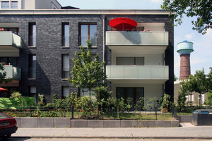  Glasbrüstungen, Putzflächen und bodentiefe Fenster gliedern die Fassade und verleihen ihr Leichtigkeit 