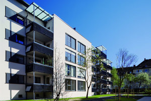  Niedrigenergiehaus Darmstadt nach Sanierung:Das Mehrfamilienhaus von 1949, das im dena-Modellvorhaben „Niedrigenergiehaus im Bestand“ hocheffizient saniert wurde, überzeugt mit 97 %Energieeinsparung nach der Sanierung. 