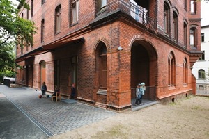  Das Pfarrhaus bietet mit fast 300 m2 Bruttogeschossfläche genügend Platz zur Kinderbetreuung. Für den kleinteilig verbauten Zustand des Inneren entwickelten die Planer eine Vision. 